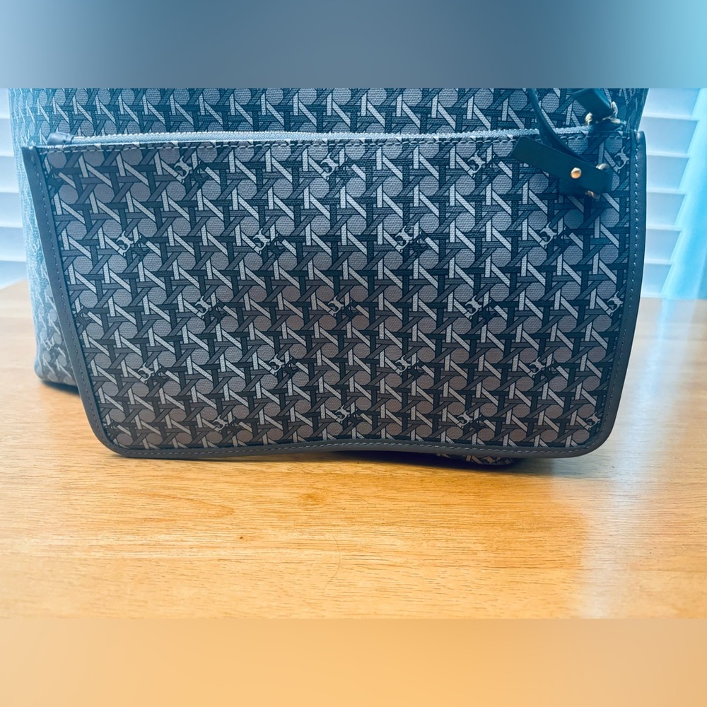 (SOLD) Tory Burch Ever-Ready Monogram Tote LARGE - Picture 4 of 15